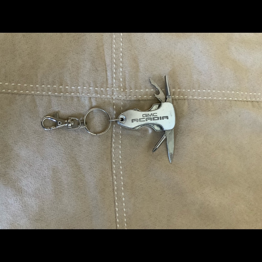 GMC ACADIA Utility & Flashlight Keychain - Picture 3 of 5
